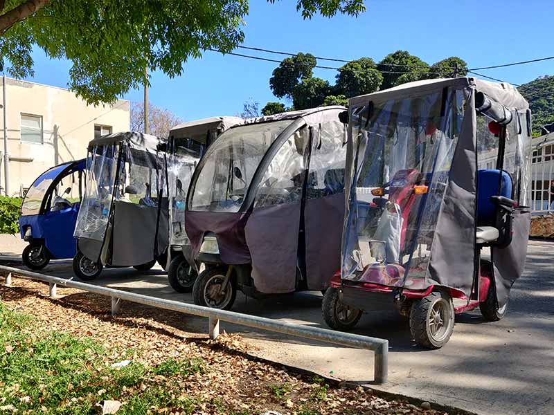 קלנועיות סגורות עומדות בחניה