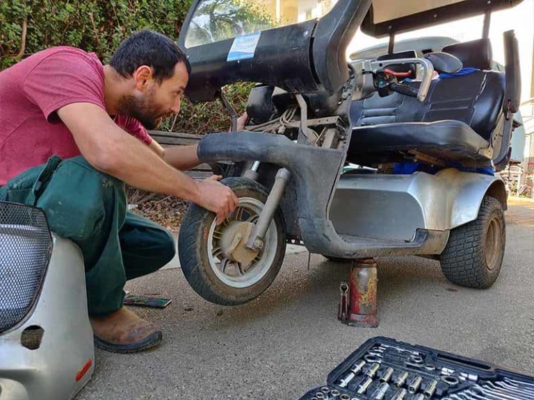שירות תיקון קלנועית על ידי מכונאי קלנועיות מומחה רכבי אמירים